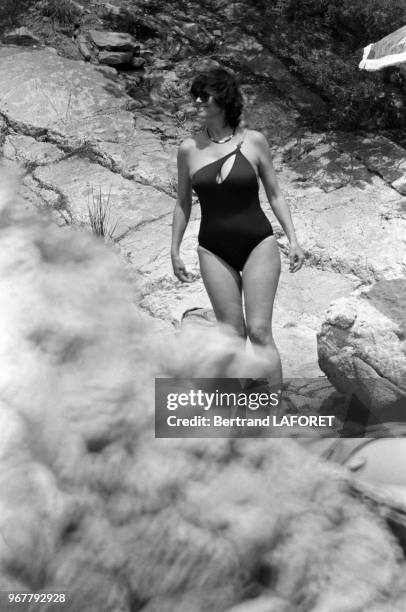 Claudia Cardinale en vacances en Sardaigne le 28 juin 1979, Italie.