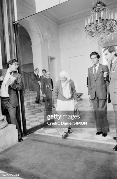 Mère Teresa quitte le Palais de l'Elysée après avoir rencontré le président giscard d'Estaing le 27 octobre 1980 à Paris, France.