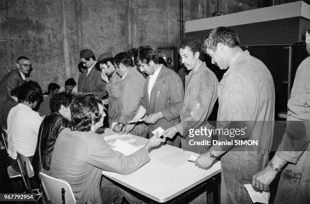 Ouvriers votant lors des élections professionnelles à l'usine Citroën d'Aulnay-sous-Bois le 22 juin 1982, France.