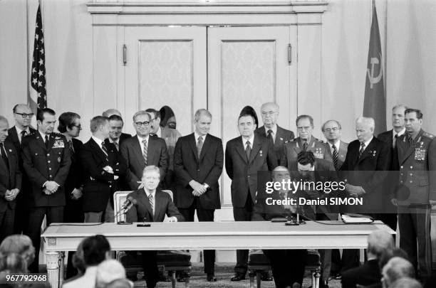 Léonid Brejnev et Jimmy Carter lors de la signature de l'accord Salt II sur la limitation des armes stratégiques au sommet américano-soviétique de...