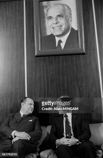 Le premier ministre tunisien Mohamed Mzali reçoit son homologue français Raymond Barre à Tunis le 24 octobre 1980, Tunisie.
