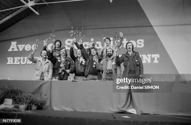 Photographes de presse tenant chacun une rose à la tribune lors du congrès du Parti Socialiste à Valence le 23 octobre 1981, France.
