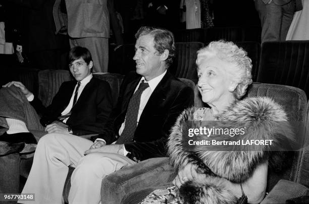 Jean-Paul Belmondo en compagnie de son fils Paul et de sa mère lors d'une soirée pour la sortie du film 'Trois hommes à abattre' à Paris le 28...