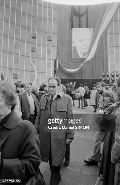 Georges Marchais rend hommage à Louis Aragon au siège du Parti Communiste Français à Paris le 28 décembre 1982, France.