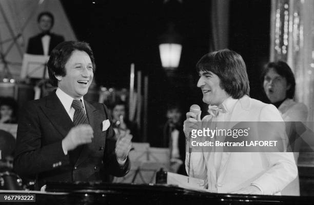 Michel Drucker et Serge Lama sur le plateau de l'émission 'Stars' le 31 janvier 1981 à Paris, France.
