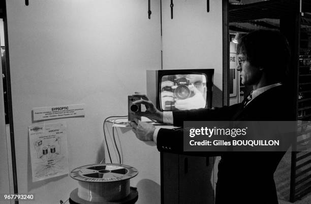 Démonstration sur le stand de la société Sypsoptic lors du Salon International des Techniques et Energies du Futur à Toulouse le 20 octobre 1981,...