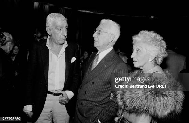 Charles Gérard en compagnie des parents de Jean-Paul Belmondo lors d'une soirée pour la sortie du film 'Trois hommes à abattre' à Paris le 28 octobre...