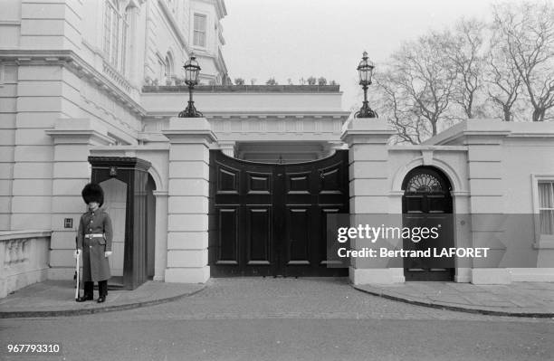 Relève de la garde dans Clarence House, l'ancienne résidence de la Reine et aujourd'hui celle du Prince Charles. Londres, le 28 février 1981,...