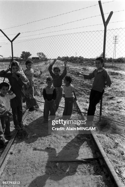 Enfants près de barbelés le long de la frontière lors du départ de l'armée israélienne de Rafah le 25 avril 1982, Palestine.