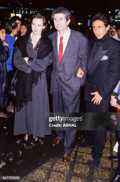 Claude Lelouch avec sa femme Marie-Sophie Lelouch et Richard Anconina à la 1ère du film 'Itinéraire d'un enfant gâté' à Paris le 29 novembre 1988,...