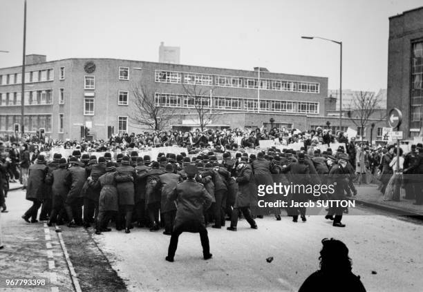 Policiers britanniques bloquant les rues lors d'une manifestation anti-racisme à Birmingham le 18 février 1978, Royaume-Uni.
