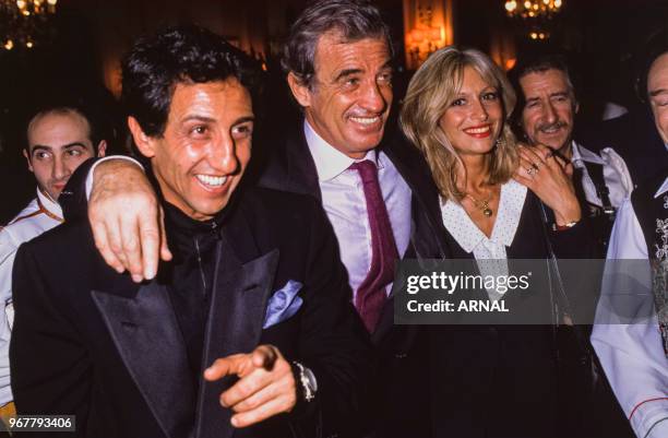 Richard Anconina, Jean-Paul Belmondo et Béatrice Agenin à la 1ère du film 'Itinéraire d'un enfant gâté' à Paris le 29 novembre 1988, France.