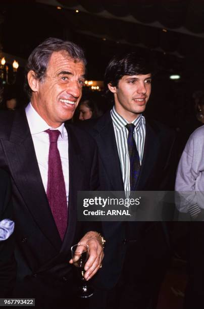 Jean-Paul Belmondo et son fils Paul Belmondo à la 1ère du film 'Itinéraire d'un enfant gâté' à Paris le 29 novembre 1988, France.