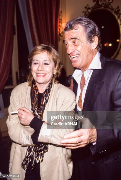 Annie Girardot et Jean-Paul Belmondo à la 1ère du film 'Itinéraire d'un enfant gâté' à Paris le 29 novembre 1988, France.
