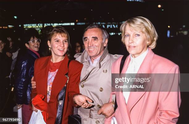 Charles Aznavour en compagnie de sa femme et de sa fille à la 1ère du film 'Itinéraire d'un enfant gâté' à Paris le 29 novembre 1988, France.