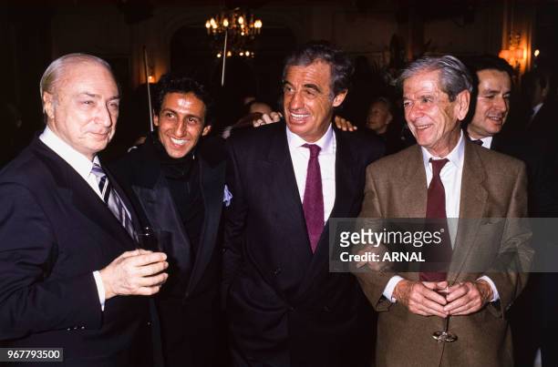 Gérard Oury, Jean-Paul Belmondo et Richard Anconina à la 1ère du film 'Itinéraire d'un enfant gâté' à Paris le 29 novembre 1988, France.