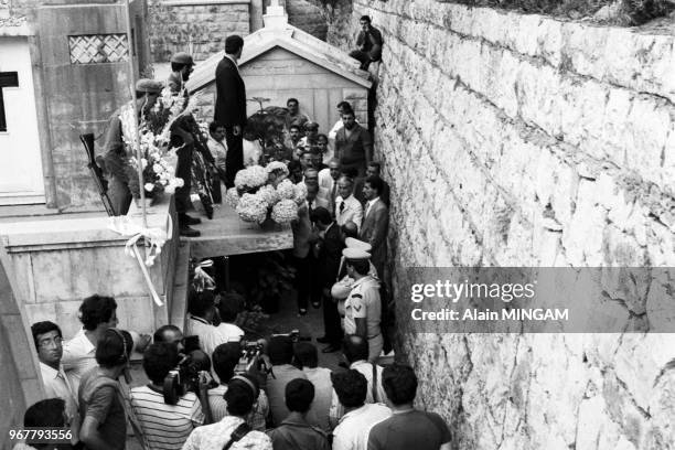 Amine Gemayel se recueille sur la tombe de son frère Bechir Gemayel assassiné quelques jours plus tôt, Beyrouth le 20 septembre 1982, Liban.