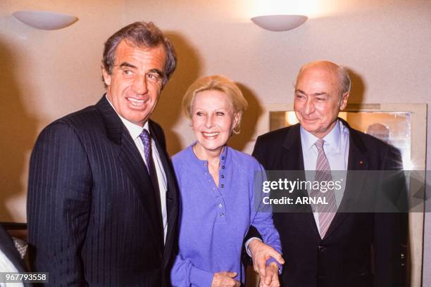 Jean-Paul Belmondo, Michèle Morgan et Gérard Oury lors de la générale de 'Une femme sans histoire' à Paris le 22 novembre 1988, France.