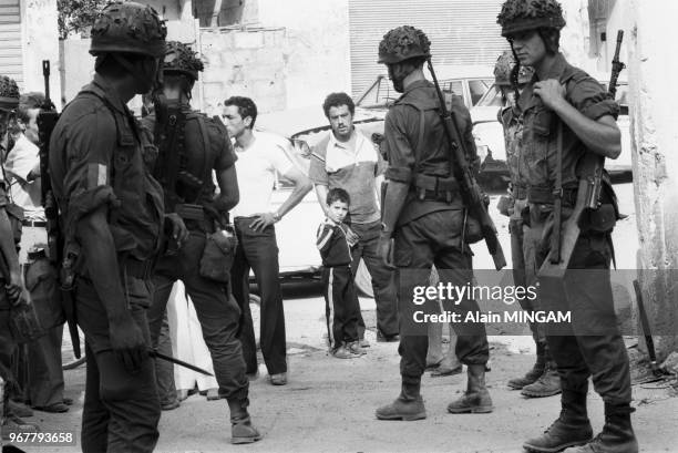 Les parachutistes français du 17ème RPG contrôlent les entrées du camp de Sabra le 27 septembre 1982, Beyrouth-Ouest, Liban.