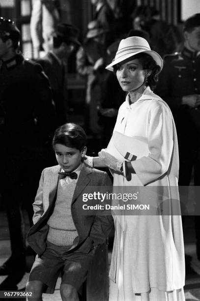 Rachid Ferrache et Marie-France Pisier sur le tournage du film 'L'as des as' réalisé par Gérard Oury à Munich le 30 avril 1982, Allemagne.