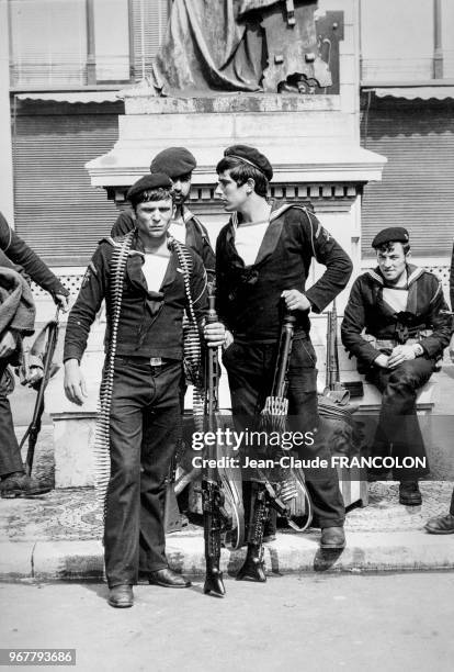 Marins de la marine portugaise armés de fusil-mitrailleurs à Lisbonne lors de la révolution des oeillets le 25 avril 1974, Portugal.