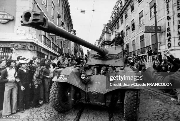 La foule salue des militaires sur leurs blindé dans une rue de Lisbonne lors de la révolution des oeillets le 25 avril 1974, Portugal.