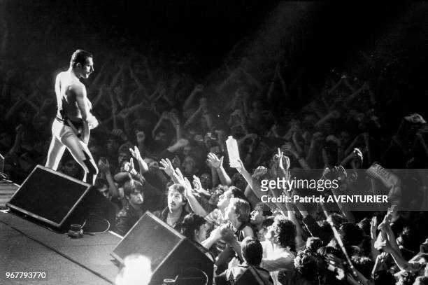 Freddie Mercury, chanteur du groupe Queen, en concert au Palais des Sports de Paris le 18 septembre 1984, France.