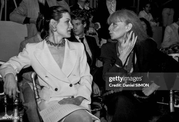 Paloma Picasso et Sonia Rykiel lors du défilé de Yves Saint-Laurent, collection Haute-Couture Automne/Hiver 82-83 à Paris le 26 juillet 1982, France.