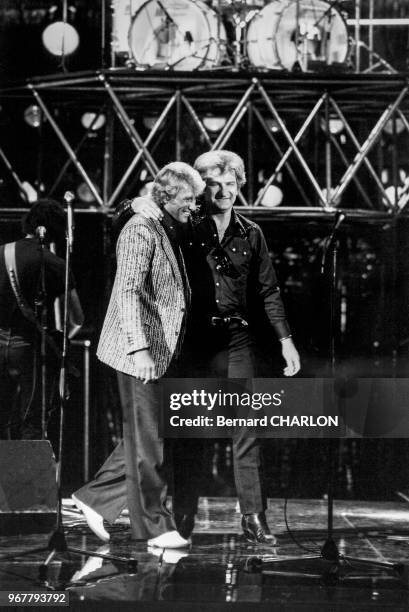 Johnny Halliday et Eddy Mitchel lors de l'enregistrement de l'émission 'Formule 1' sur TF à Paris le 24 avril 1982, France.