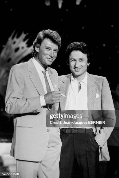 Johnny Hallyday et Michel Drucker sur le plateau de l'émission 'Champs-Elysées' à Paris le 23 juin 1983, France.