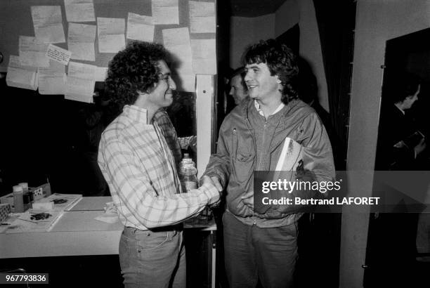 Daniel Balavoine félicite Michel Berger après son concert à l'Olympia le 15 avril 1982 à Paris, France.