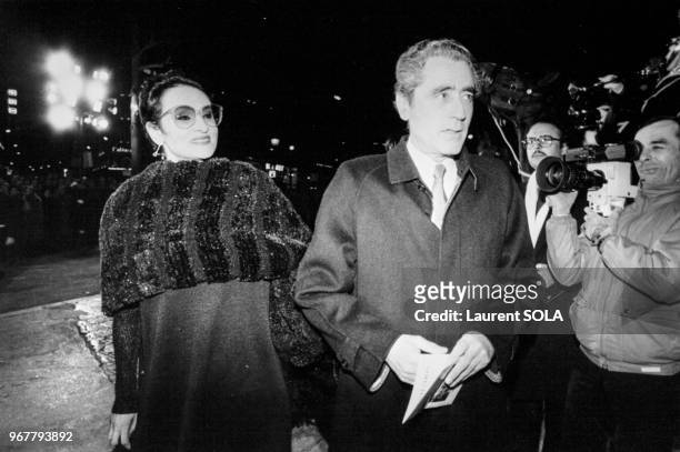 Portrait de la chanteuse Barbara et du réalisateur italien Franco Zeffirelli arrivant au Gaumont Ambassade pour la projection de 'La Traviata' mis en...