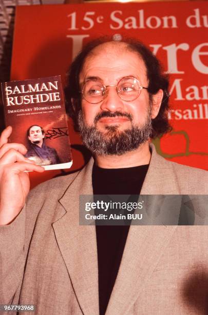 écrivain Salman Rushdie le 18 mars 1995 au salon du livre à Paris en France.