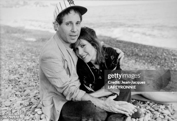 Paul Simon et son épouse l'actrice américaine Carrie Fisher sur la plage de Nice le 20 septembre 1983, France.