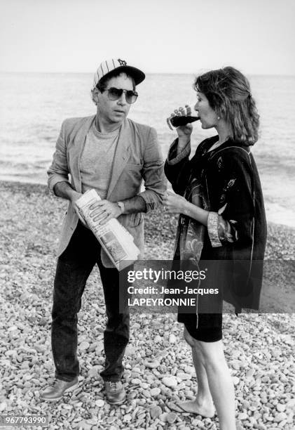 Paul Simon et son épouse l'actrice américaine Carrie Fisher sur la plage de Nice le 20 septembre 1983, France.