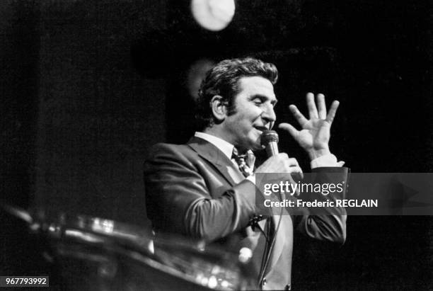 Portrait du chanteur Gilbert Bécaud, monsieur 100 000 volts, en concert à l'Olympia le 23 janvier 1985 à Paris, France.