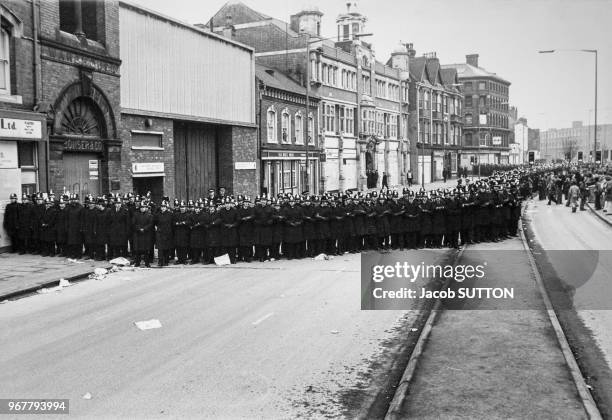 Policiers britanniques bloquant les rues lors d'une manifestation anti-racisme à Birmingham le 18 février 1978, Royaume-Uni.