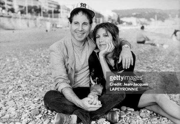 Paul Simon et son épouse l'actrice américaine Carrie Fisher sur la plage de Nice le 20 septembre 1983, France.