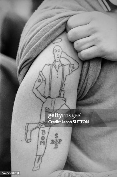 Tatouage d'un membre du 'British Movement', partie d'extrême droite anglais, lors d'une manifestation à londres le 26 novembre 1980, Royaume-Uni.