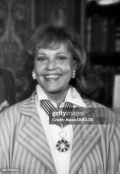 Jeanne Moreau reçoit la médaille de Commandeur des Arts et Letrres à Paris le 16 juillet 1985, France.