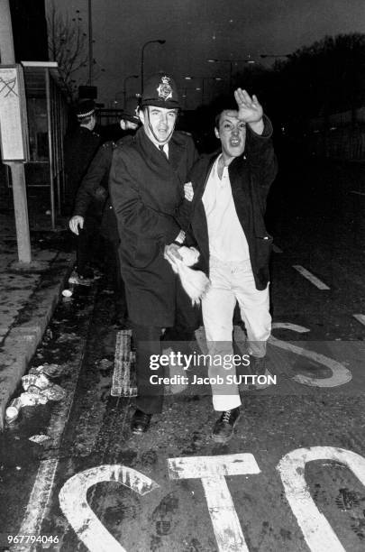 Arrestation d'un membre du 'British Movement', partie d'extrême droite anglais, lors d'une manifestation à londres le 26 novembre 1980, Royaume-Uni.