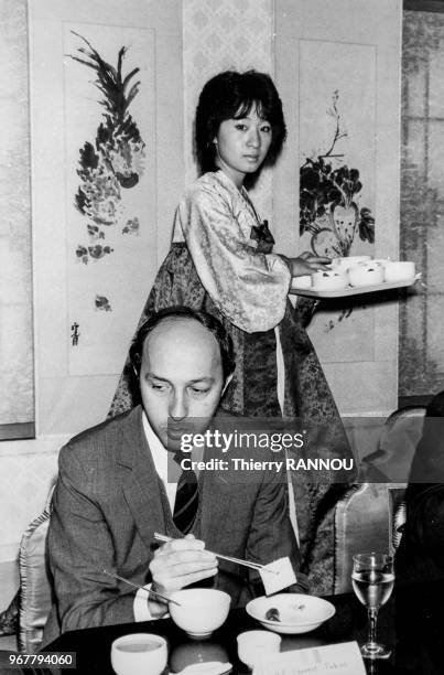 Portrait de Laurent Fabius, ministre de l'Industrie et de la Recherche, dans un restaurant en touriste le 15 décembre 1983 à Bombay, Inde.