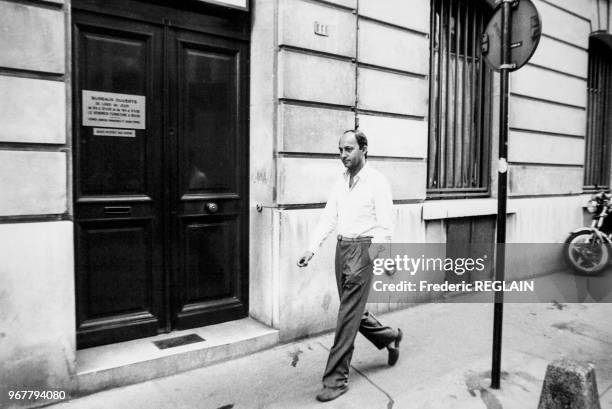 Portrait de Laurent Fabius, Premier ministre, se rendant en pantoufles au kiosque à journaux pour acheter la presse du matin le 21 juillet 1984 à...