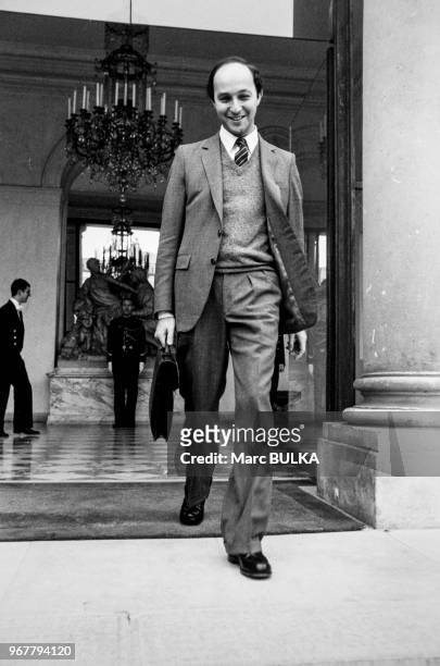 Portrait de Laurent Fabius sortant du conseil des ministres le 25 novembre 1981 à Paris, France.