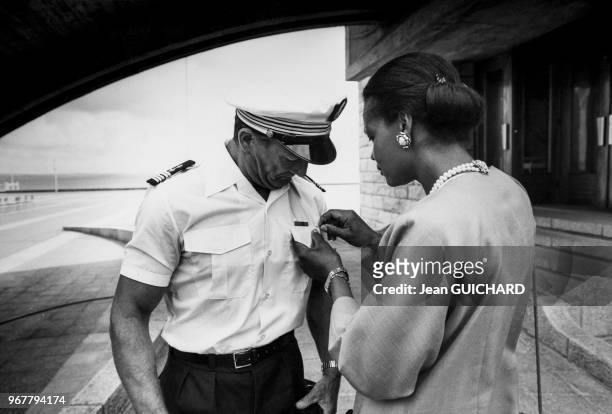 Portrait du navigateur français Eric Tabarly, débarqué de la Marine Nationale parce qu'il a atteint l'âge de la retraite pour les capitaines de...