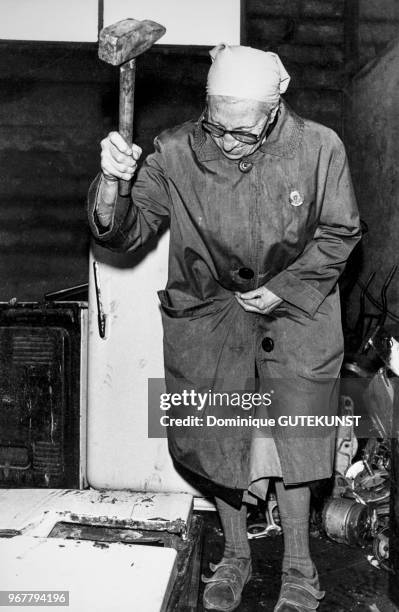 Soeur Emmanuelle en visite chez les chiffonniers d'Emmaüs à Cernay le 16 décembre 1984, France.