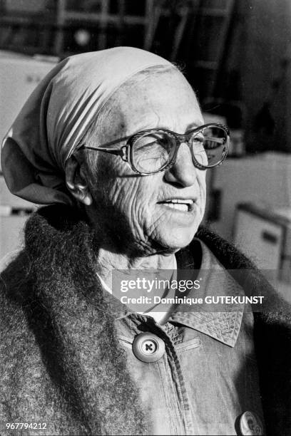 Soeur Emmanuelle en visite chez les chiffonniers d'Emmaüs à Cernay le 16 décembre 1984, France.