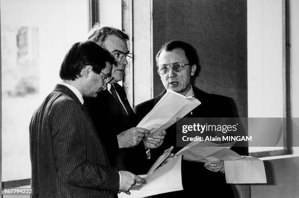 Portrait de Jacques Attali, Pierre Mauroy et Jacques Delors, membres du gouvernement accompagnant le président Mitterrand à l'aérport avant un voyage...