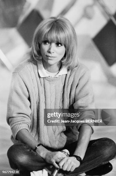 Mireille Darc sur le plateau de l'émission 'Cadence 3' sur FR3 à Paris le 30 mars 1983, France.