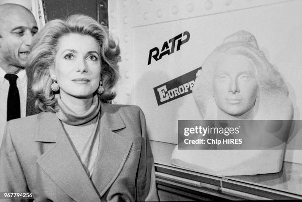 Catherine Deneuve et son buste officiel de Marianne le 26 octobre 1985 à Paris, France.